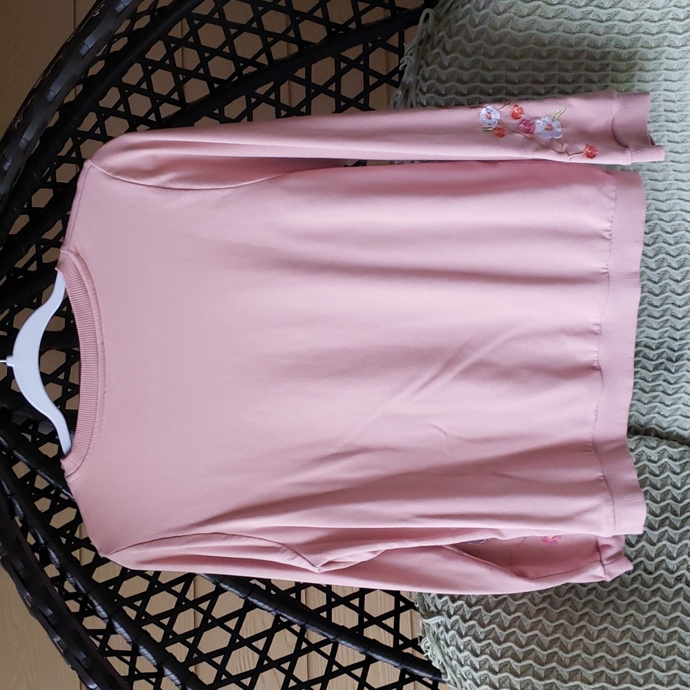Pink embroidered blossoms top - Picture 4 of 11